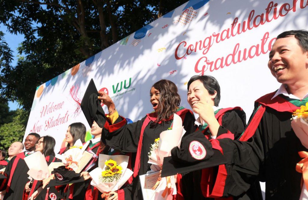 日越大学の卒業式