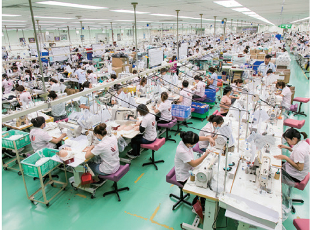 ベトナムワコール工場内の作業風景