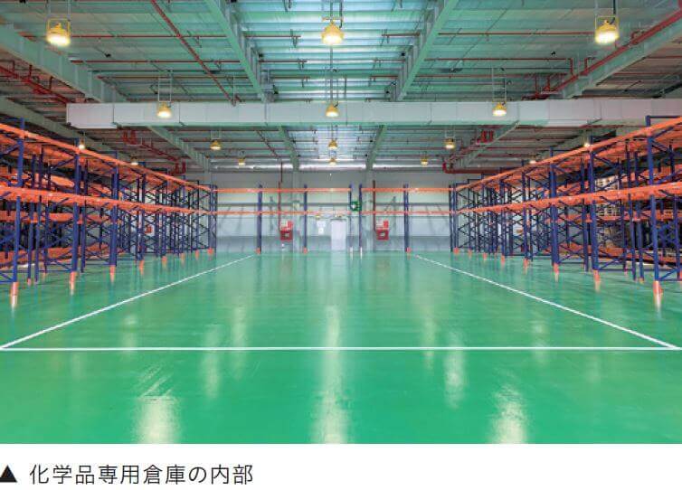 化学品専用倉庫の内部