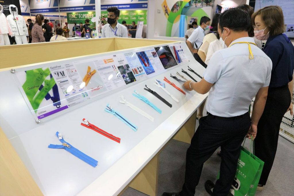 YKK VIETNAMが展示した各種ファスナー