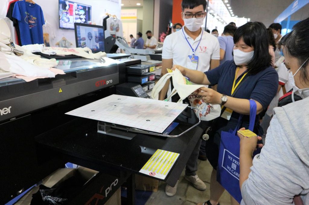 SaigonTex 2022でガーメントプリンターを実演する様子