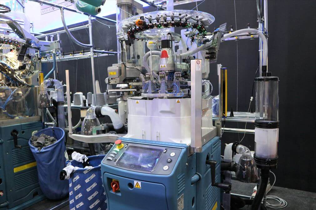 SaigonTex 2022に展示されたイタリアLONATIグループの靴下編み機
