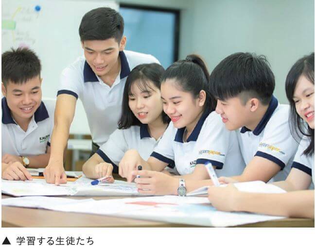 学習する生徒たち