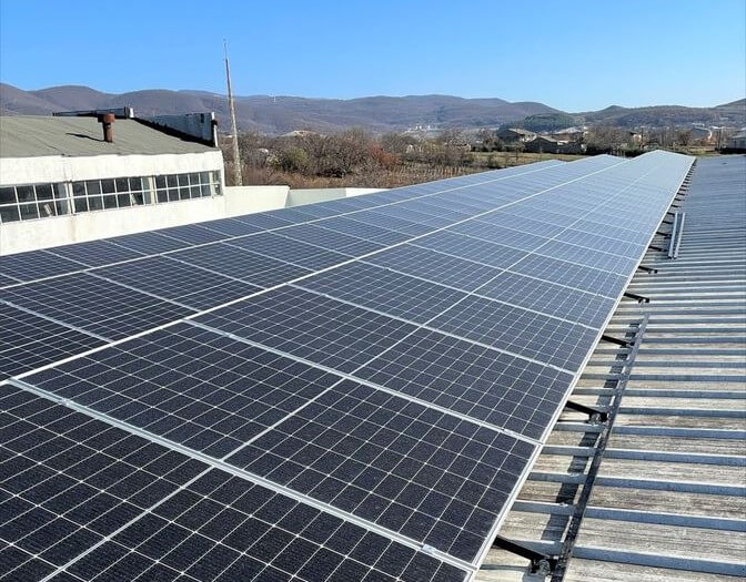 工場の屋根に設置された太陽光パネル