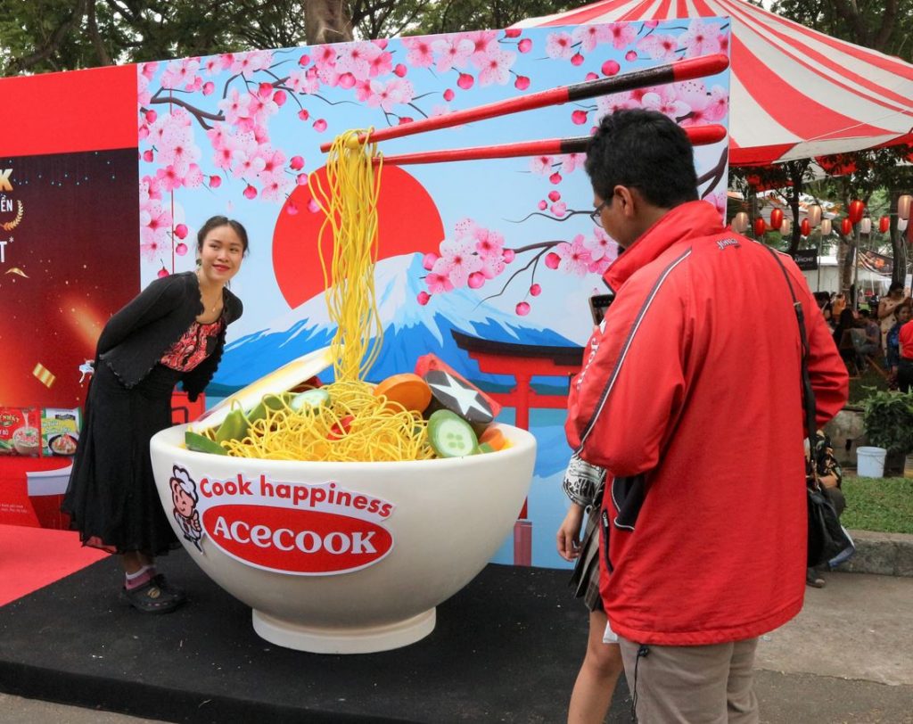 Japan Vietnam Festival2023でエースコックのオブジェで記念撮影する女性
