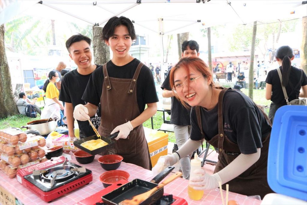 屋台料理を準備する様子