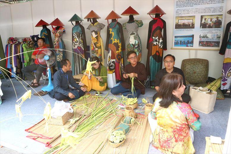 ベトナムの伝統工芸や民族衣装を紹介するブース