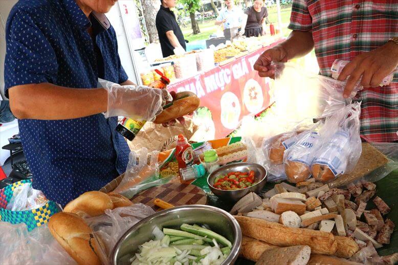 「Banh Mi Cu Ly」のチャーカー入りバインミー