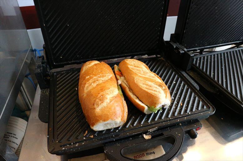 ホットプレートでバインミーを加熱する様子