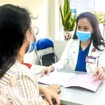女性医師に相談する女性