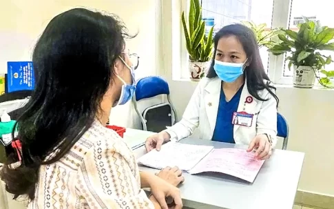 女性医師に相談する女性