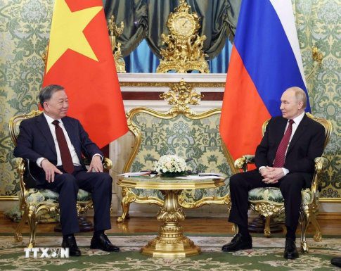 ロシアのプーチン大統領とクレムリンで会談するベトナムのトー・ラム書記長