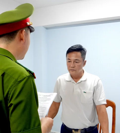 警察の取り調べを受けるタン容疑者