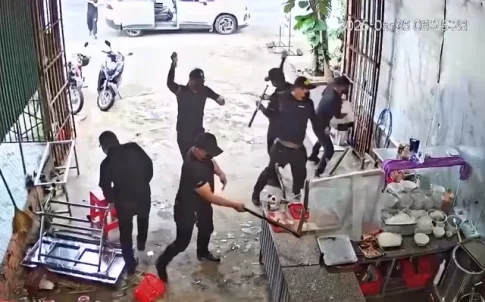 フォー店が襲撃された際の防犯カメラの映像
