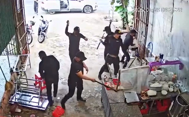 フォー店が襲撃された際の防犯カメラの映像