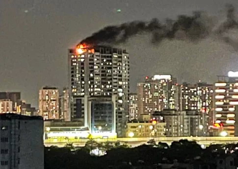 ハノイの高層マンションの火災の様子