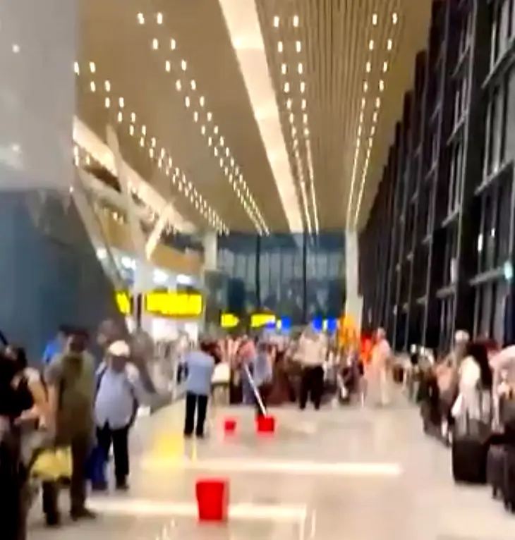 タンソンニャット国際空港第3ターミナル（T3 ）の雨漏り
