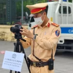 「移動式カメラ」で交通違反を記録する交通警察官