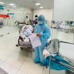 病院に運ばれた感染症患者
