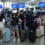チェックインカウンターに並ぶ外国人観光客