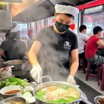 マスクや帽子など衛生管理を徹底した飲食店の調理スタッフ