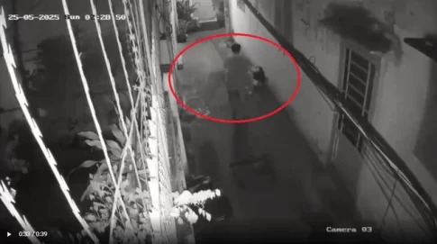 毛布に包まれた遺体のようなものを運ぶ男性