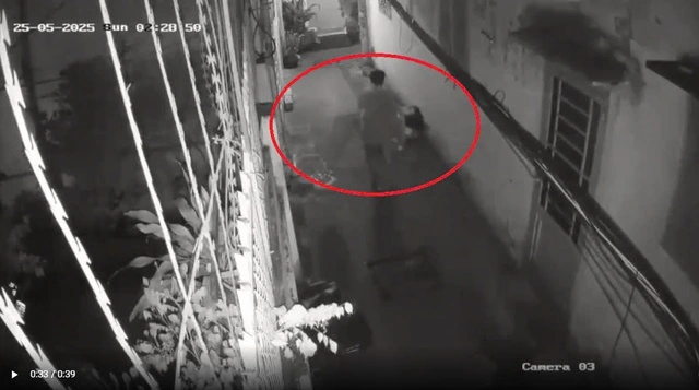 毛布に包まれた遺体のようなものを運ぶ男性