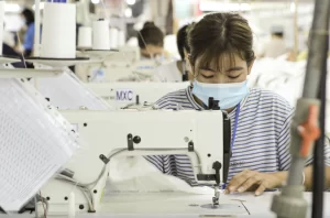 ベトナムの縫製工場でミシンを使う女性