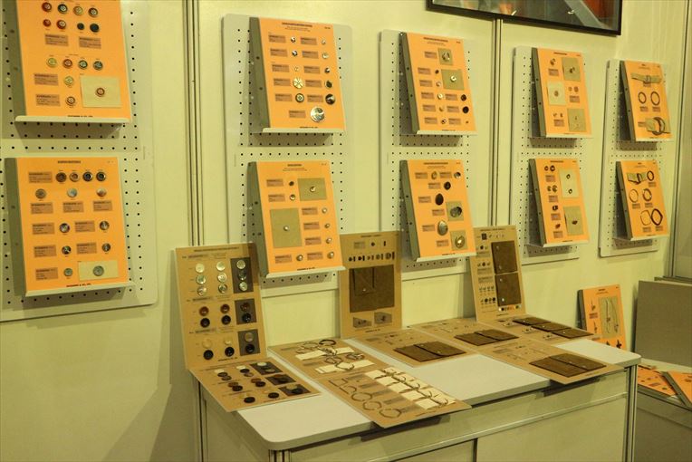 キヨハラベトナムが展示したボタン、バックル、コード、ホックなどの小型パーツ