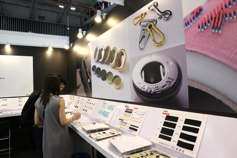 モリトアパレルの出展ブースに並ぶ服飾資材