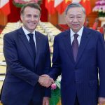 握手するトー・ラム書記長とマクロン大統領