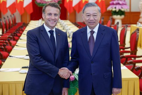握手するトー・ラム書記長とマクロン大統領