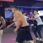 ブイビエン通りで集団暴行を受ける外国人男性