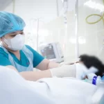 集中治療室で治療中の男の子