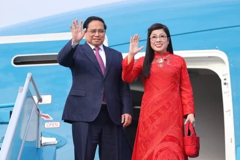 マレーシアに出発するファン・ミン・チン首相夫妻