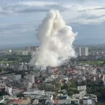ハノイ市内の民家で発生した爆発で上がる白煙
