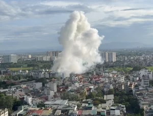 ハノイ市内の民家で発生した爆発で上がる白煙