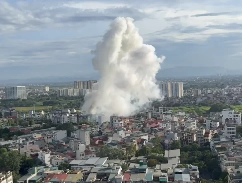 ハノイ市内の民家で発生した爆発で上がる白煙