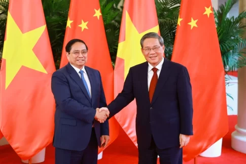 天津会談したベトナムのファム・ミン・チン首相と中国の李強首相