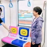 メトロ1号線で老人に優先座席を譲る若者