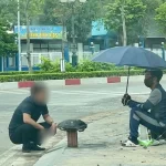 路上でヒジリガメを売る男