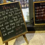 ６月１日よりVAT８％聴衆を伝える飲食店の黒板