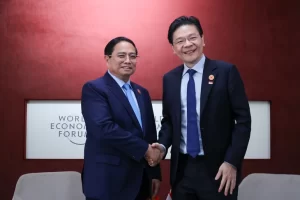 ベトナムのファン・ミン・チン首相とシンガポールのローレンス・ウォン首相