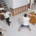 妻をモップで殴る夫
