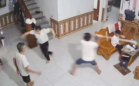 妻をモップで殴る夫
