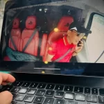 運転中に違法なスマートフォン操作を行うドライバー