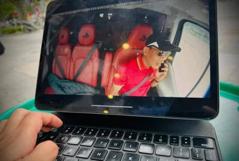 運転中に違法なスマートフォン操作を行うドライバー