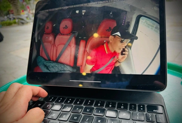 運転中に違法なスマートフォン操作を行うドライバー