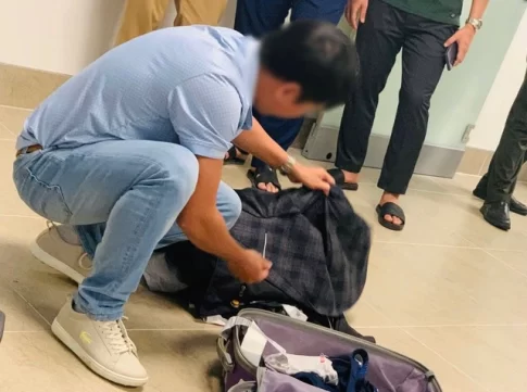 爆弾発言をして荷物をチェックされる乗客