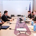 パリだ会談した米国とベトナムの代表団